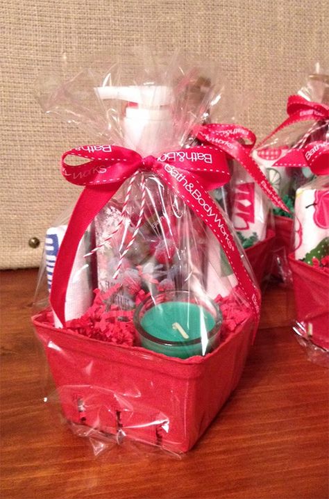 Berry Gift Basket Natal, Gift Basket Ideas Under $25, Farmhouse Gift Basket Ideas, Realtor Handouts, Jingle Baskets, Small Gift Basket Ideas, Mini Gift Baskets, Easy Gift Basket Ideas, Christmas Snacks Gifts