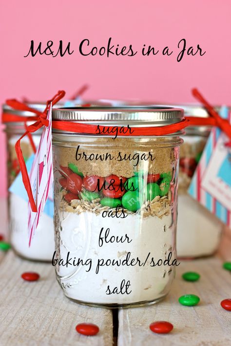 M&M Cookies in a Jar - These easy, budget-friendly jars make for the perfect holiday gift that everyone will love! Mason Jar Gifts Recipes, Jar Food Gifts, Mason Jar Cookie Recipes, Mason Jar Cookies Mix, Cookie Mixes, Cookies In A Jar, Mason Jar Cookies, M M Cookies, Candy Cookie