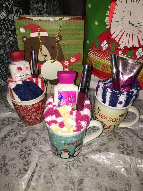 Cheap gifts for roommates/friends under $10 ! I love Christmas and giving to others so I decided to do this cute happy for my roomies. Each gift has $1 mug and $1 socks from dollar tree $4.80 color pop and $3.96 bath & body works mini lotion! Unique Christmas Gifts Diy, Family Gift Baskets, Diy Christmas Gifts For Friends, Christmas Gift Baskets Diy, Basket Patterns, Kids Gift Baskets, Easy Diy Christmas Gifts, Christmas Gifts To Make