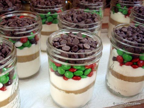 Holiday cookies in a pint jar Pint Cookie Jar Recipes, Natal, Pint Size Mason Jar Cookie Recipes, Pint Mason Jar Cookie Mix Recipe, Cookie Mix In A Jar Christmas, Pint Jar Cookie Mix Recipe, Cookie Jar Christmas Gifts, 16 Oz Mason Jar Cookie Mix Recipe, Pint Jar Gifts