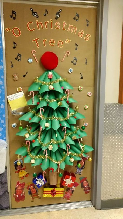 Christmas Door Ideas School, Christmas Class Decorations Ideas, School Board Christmas Decoration, Christmas Decorations In Classroom, Preschool Christmas Tree Decorations, Christmas Door Decoration For School, Christmas Decor Bulletin Board, Christmas Teacher Door Decorations, Christmas Tree School Door