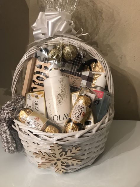 Cute Gift Baskets For Christmas, Cheap Christmas Gift Baskets For Family, Gift Baskets For Woman, Christmas Gift Boxes For Friends, Natal, Womens Christmas Gift Basket Ideas, Kitchen Christmas Basket Ideas, Diy Christmas Gift Basket Ideas For Women, Christmas Girl Baskets