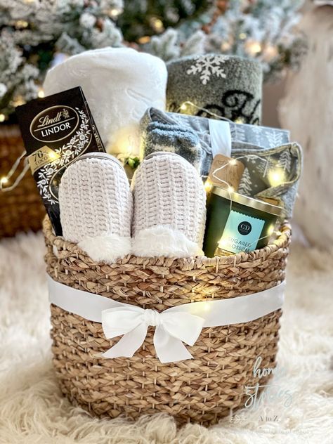 Christmas Gift Baskets Coworker, Gift Basket Ideas For Aunt, Christmas Gift Baskets On A Budget, Hamper Ideas For Christmas, Xmas Baskets Ideas Diy Gifts, Brrr Basket Ideas Christmas, Romantic Basket Ideas, But Basket Ideas, Baskets For Christmas Gifts