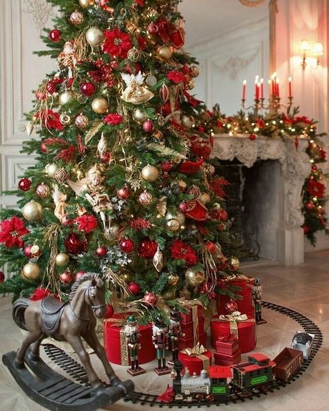 Train Under Christmas Tree, Tree With Presents, Christmas Tree Inspo, Red And Gold Christmas Tree, Christmas Tree With Presents, Christmas Tree Decorating Themes, Elegant Christmas Trees, Christmas Themes Decorations, Traditional Christmas Decorations