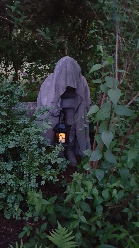 Scary Halloween Decorations Outdoor, Halloween Decorations To Make, Halloween Diy Outdoor, Halloween Decor Diy, Casa Halloween, Halloween Outside, Halloween Fest, Halloween Props Diy, Creepy Halloween Decorations