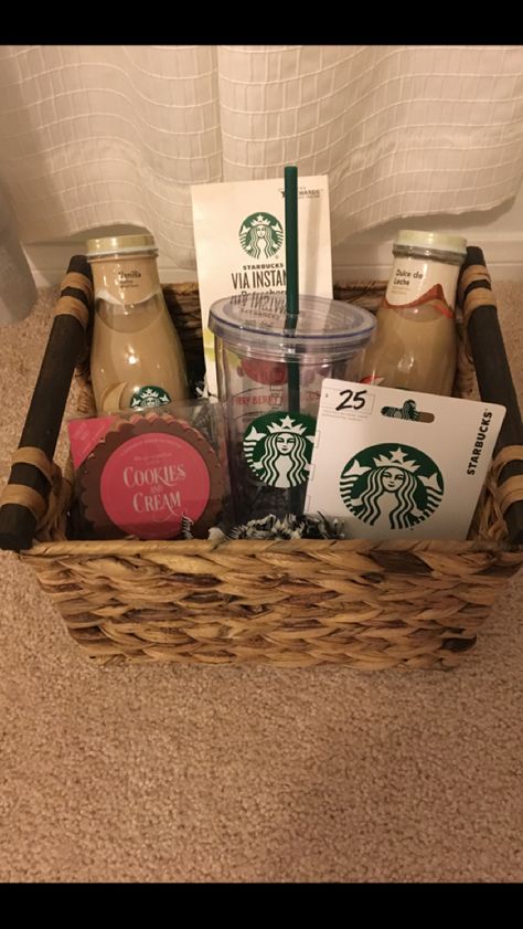 Starbucks Gift Baskets, Gift Basket Christmas, Coffee Gift Basket, Raffle Basket, Presente Diy, Christmas Gift Basket Ideas, Gift For Mom Christmas, Birthday Basket, Raffle Baskets