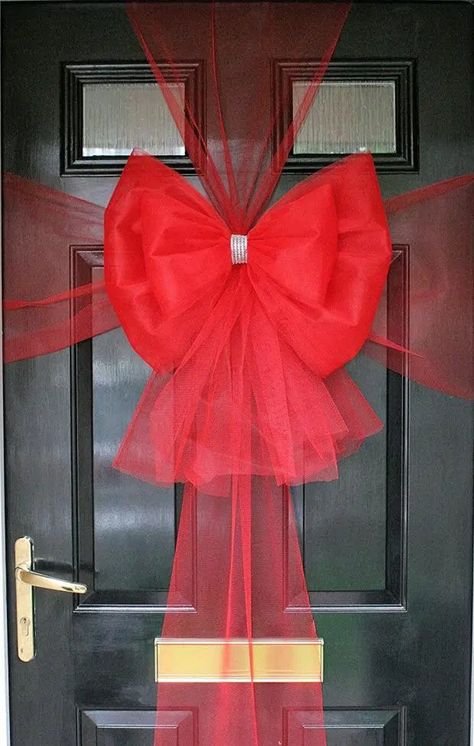 How to make a door bow for Christmas 2018 - a step-by-step guide and where to buy the festive decorations Front Door Christmas Bows, Door Bows Christmas, Diy Christmas Door, Door Bow, Fancy Bows, Christmas Front Doors, Christmas Wreaths To Make, Tulle Bows, Office Christmas