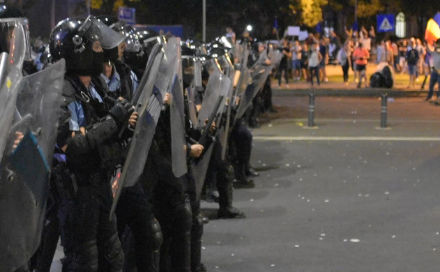 Intrare în forţă a trupelor de jandarmi, Piaţa Victoriei, 10 august 2018. (Epoch Times România)