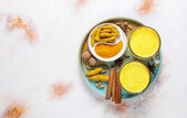 Băutură tradiţională indiană: turmeric lapte de aur (Image by azerbaijan_stockers</a> on Freepik)