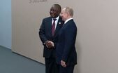 Preşedintele Africii de Sud, Cyril Ramaphosa (st) şi omologul său rus, Vladimir Putin (Youtube - captură ecran)