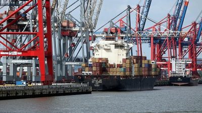 Explosion auf Containerschiff in wichtigem Hafen in China