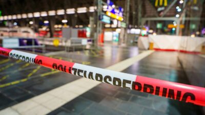 Der Hauptbahnhof war wegen des Polizeieinsatzes am Dienstagabend für etwa 25 Minuten gesperrt.