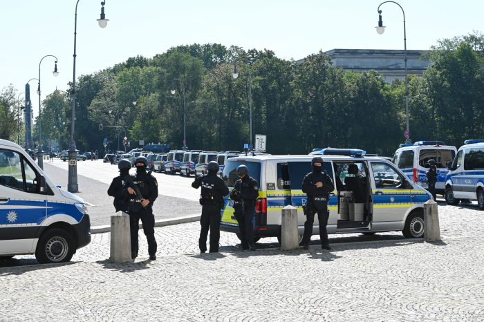 Großer Polizeieinsatz in der Nähe des NS-Dokumentationszentrums und des Israelischen Generalkonsulats in München - verdächtige Person niedergeschossen