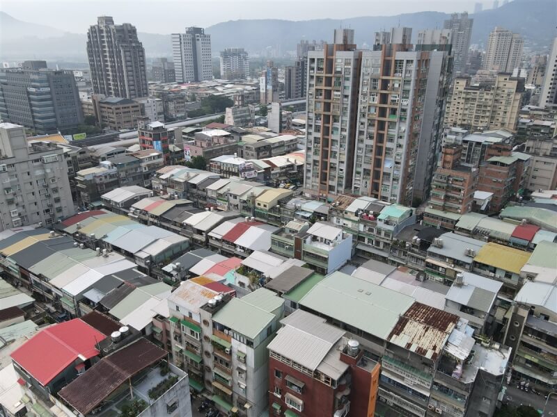 圖為從高處俯瞰北市北投區住宅建築。（中央社檔案照片）