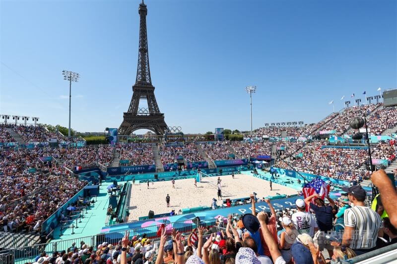 2024巴黎奧運登場，鄰近戰神廣場的艾菲爾鐵塔體育場（Eiffel Tower Stadium）為沙灘排球比賽場地，被譽為本屆最美賽場之一，吸引大批觀眾觀賽。中央社記者王騰毅攝 113年7月29日