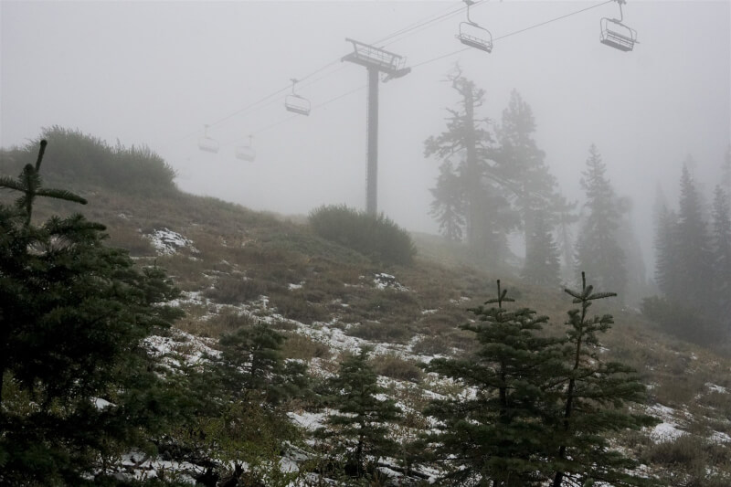 加州糖碗滑雪場（Sugarbowl Ski Resort）24日降雪。（美聯社）