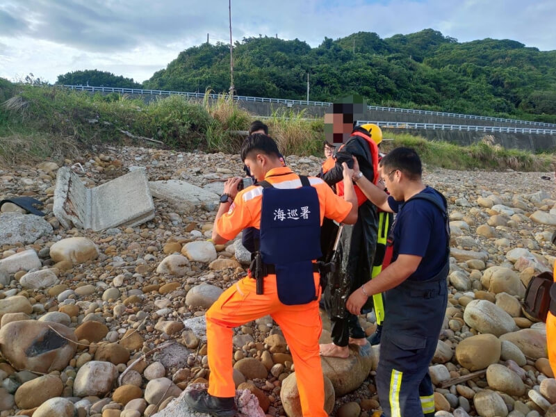 30歲中國籍王姓男子搭橡皮艇出現在新北林口太平里濱海公路附近海域，海巡署獲報派人趕到現場，王男供稱在中國負債才搭橡皮艇來台灣，經評估王男嚴重脫水，海巡先協助送醫。（翻攝畫面）中央社記者劉建邦傳真 113年9月14日