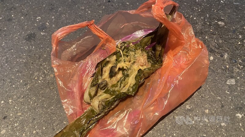 台東南迴線有民眾疑似誤食含有農藥的食物，3人不治，家屬攜帶食用過的小米粽子供醫院檢驗。中央社記者盧太城攝 113年9月18日