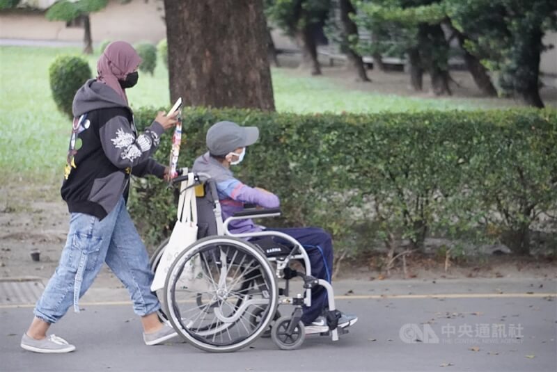 勞動部明年起開辦移工一站式服務，提供新聘或逾5年未參加講習的家事移工的雇主，在移工入國日5天前上線申請入國講習及5項申辦事項。圖為在台外籍移工工作情形。（中央社檔案照片）