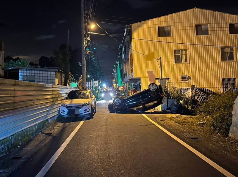 葉姓男子16日晚上酒後駕車行經埔里鎮蘭陽街，擦撞路旁車輛翻覆後又撞上走在路邊一名高中生，整輛車「翻肚」橫躺路中央，造成高中生手部骨折須開刀。（警方提供）中央社記者蕭博陽南投縣傳真  111年10月17日