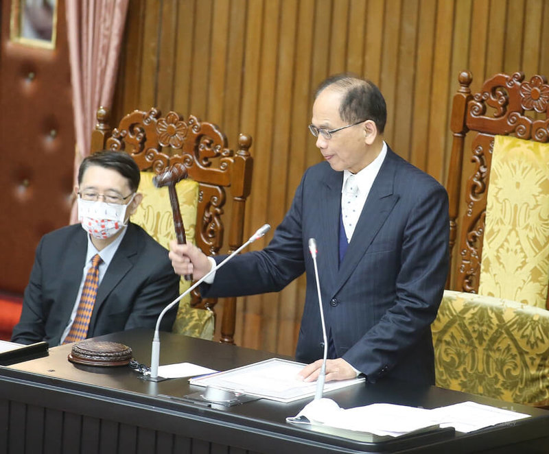 立法院會2日三讀通過111年度中央政府總預算案附屬單位預算營業及非營業部分，也就是國營事業預算和基金，規模加總合計新台幣5兆餘元。圖為院長游錫堃（右）敲槌完成三讀程序。中央社記者郭日曉攝  111年12月2日