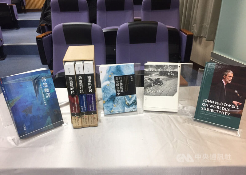 中研院頒發「第11屆人文及社會科學學術性專書獎」，其中台灣大學副教授黃克先所著「危殆生活：無家者的社會世界與幫助網絡」建議政府提供無家者住所。中央社記者楊淑閔攝  111年12月16日