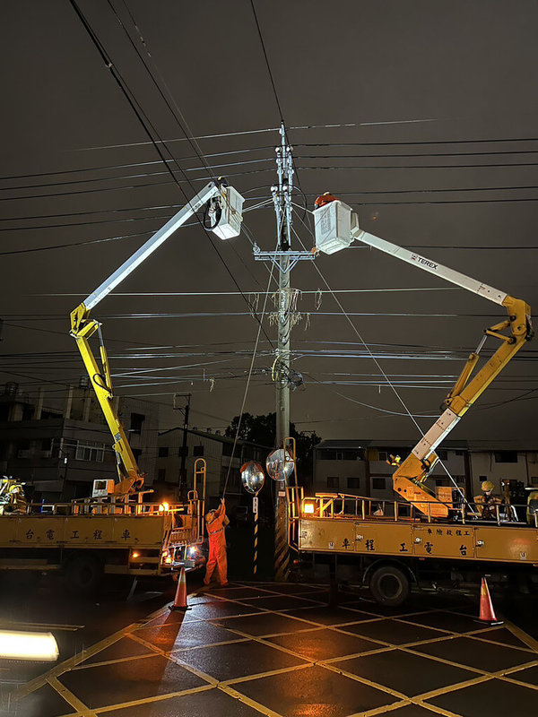 台中地區19日下午下起陣雨，台電公司傍晚接獲通報在大雅地區發生停電事件，立刻派員前往搶修，根據初步了解，停電原因是由於電擊高壓線路造成。（民眾提供）中央社記者趙麗妍傳真  112年4月19日