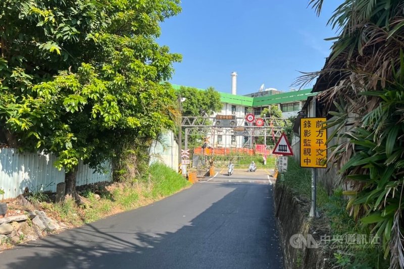 桃園鐵路地下化南延1.2公里拍板定案，桃園市長張善政與交通部次長胡湘麟等人28日現場會勘，將請鐵道局與台鐵局溝通討論替代平交道方案，盼在施工期間可降低對地方交通的干擾。中央社記者吳睿騏桃園攝  112年8月28日