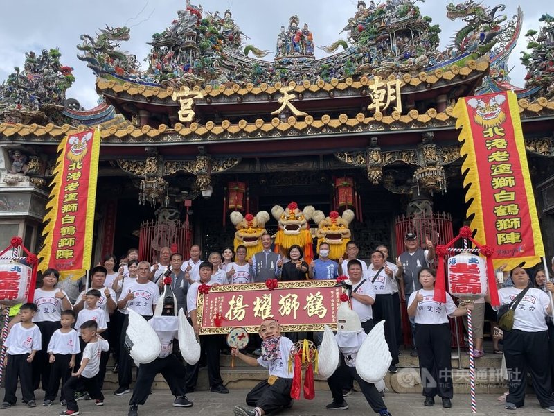 雲林北港老塗獅「白鶴獅陣」是國家重要民俗「北港朝天宮迎媽祖」中，陣容最龐大耀眼的獅陣，傳承超過60年，今年首度獲邀國慶舞台上表演，團員9日齊聚朝天宮團拜，祈求演出順利。中央社記者姜宜菁攝  112年10月9日