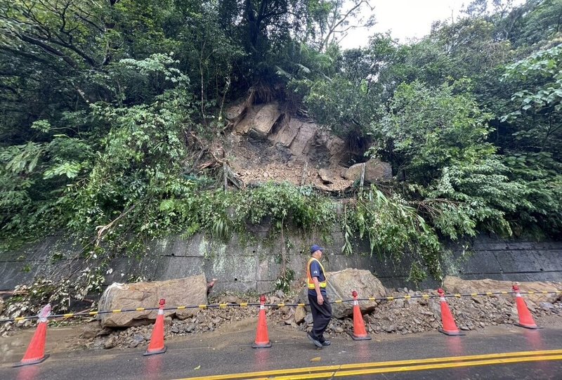 新北市8日晚間疑因持續降雨，導致山坡地土石鬆動，造成石碇區106乙線巨石崩落，警消獲報管制交通，經石碇區公所調派機具搶通為單線雙向通車，後續將調派大型機具清除。（石碇區公所提供）中央社記者王鴻國傳真 112年10月9日