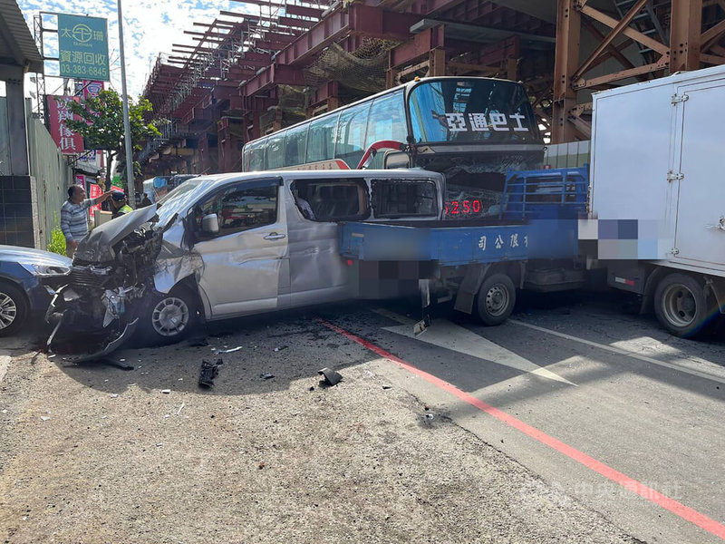 桃園市警察局大園分局26日表示，50歲藍姓駕駛上午駕駛遊覽車沿大園區三民路二段往竹圍方向直行，疑因未注意車前狀況煞車不及，不慎追撞前方車輛，並波及一輛路邊停放的自小客車，整起事故共造成6車受損。（翻攝照片）中央社記者葉臻傳真  112年12月26日