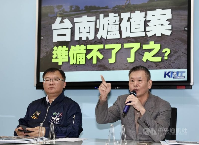 國民黨立法院黨團28日舉行「台南爐碴案 準備不了了之？」記者會，首席副書記長李德維（左）、立委林為洲（右）出席。中央社記者張皓安攝  112年12月28日