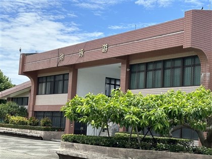 學生要穿襪游泳 台東高中：認真建議避免腳底割傷