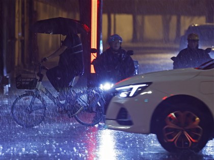 颱風貝碧佳登陸上海帶來強風豪雨 陸海空交通均受影響