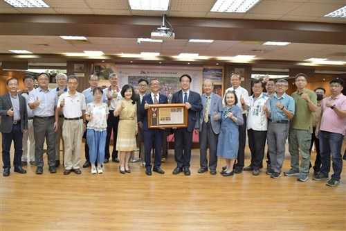 旭日中綬章の丁澈士さん、勲章を母校に寄贈 育成に感謝し後輩ら激励／台湾