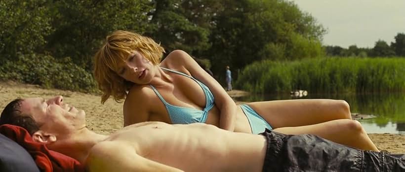 Kelly Reilly and Michael Fassbender in Sát Nhân Bên Hồ (2008)