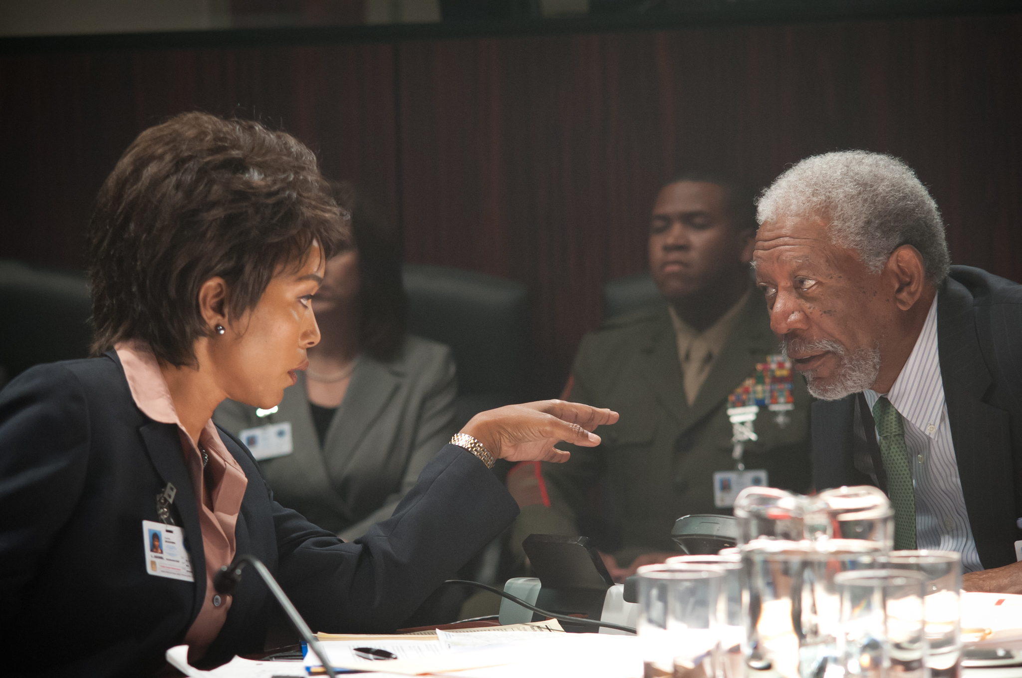 Morgan Freeman and Angela Bassett in Nhà Trắng Thất Thủ (2013)