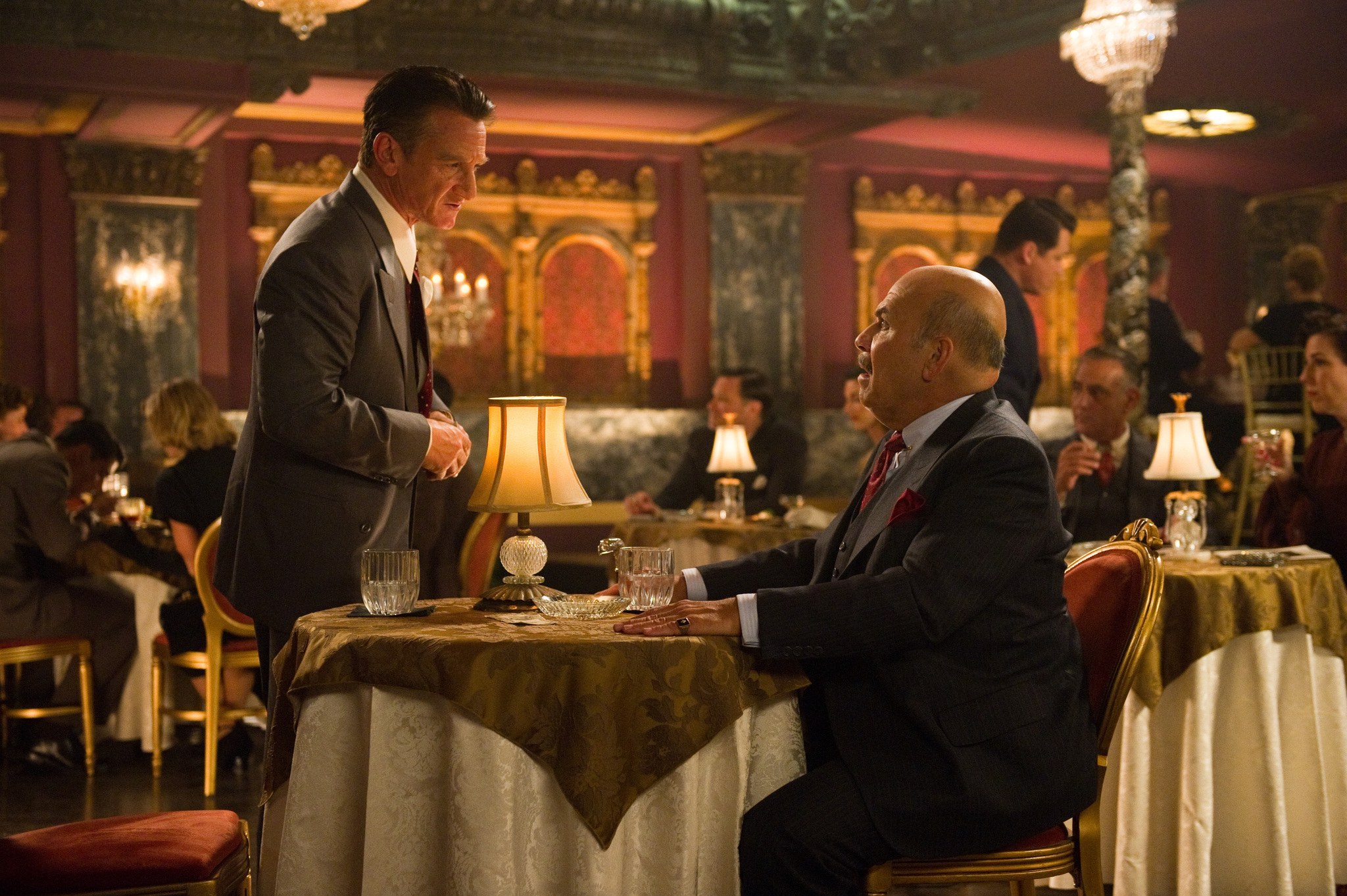 Sean Penn and Jon Polito in Băng Đảng Găng Tơ (2013)