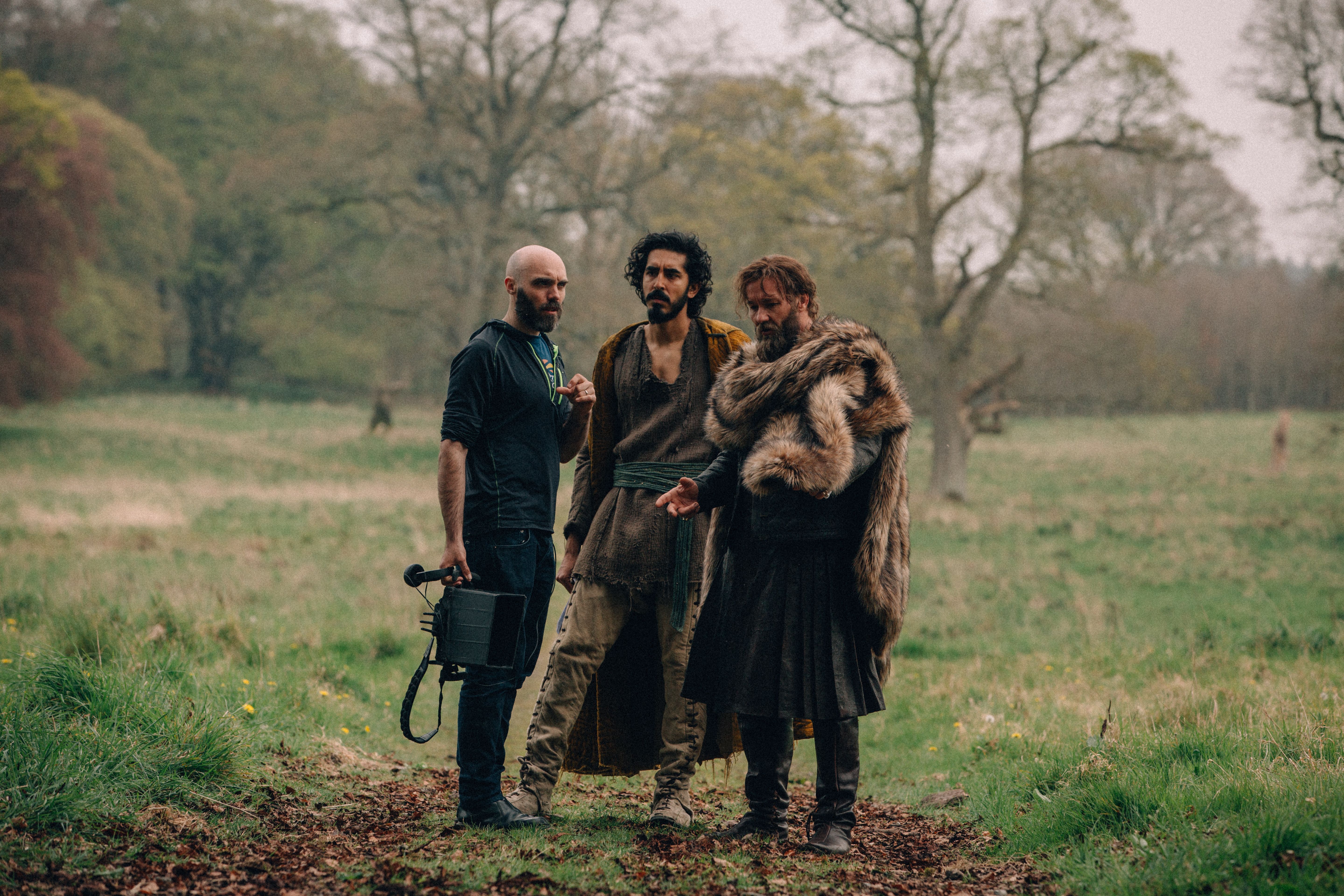 Joel Edgerton, David Lowery, and Dev Patel in Hiệp Sĩ Xanh (2021)