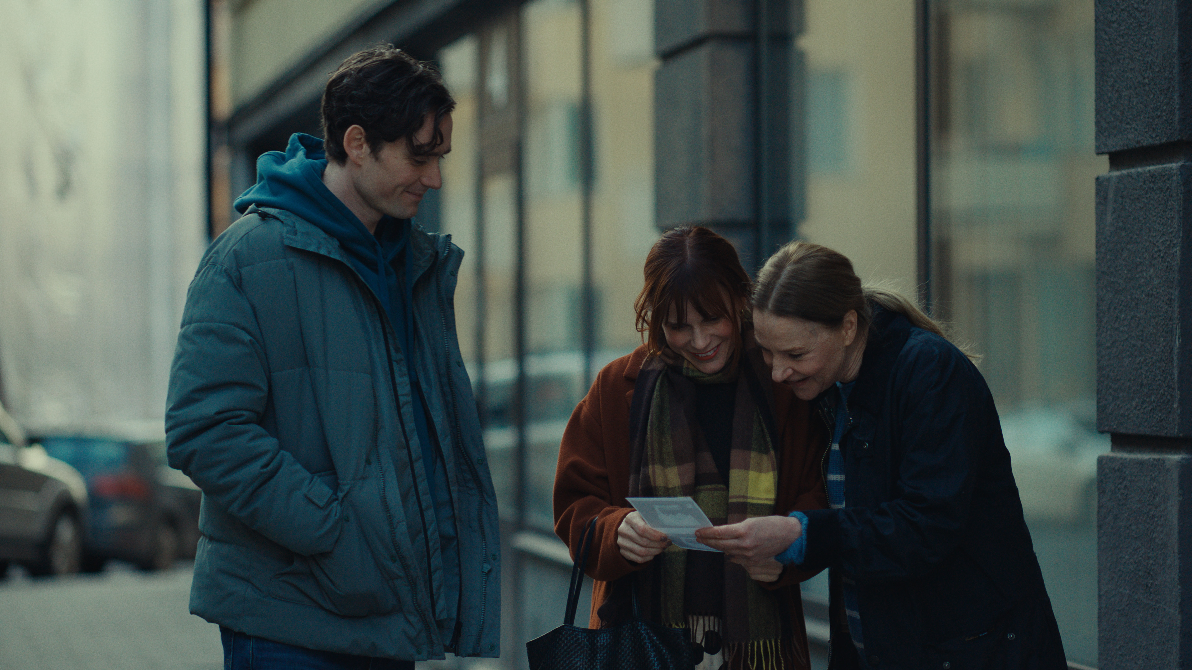 Annika Hallin, Hannes Fohlin, and Celie Sparre in Meningen med livet (2022)