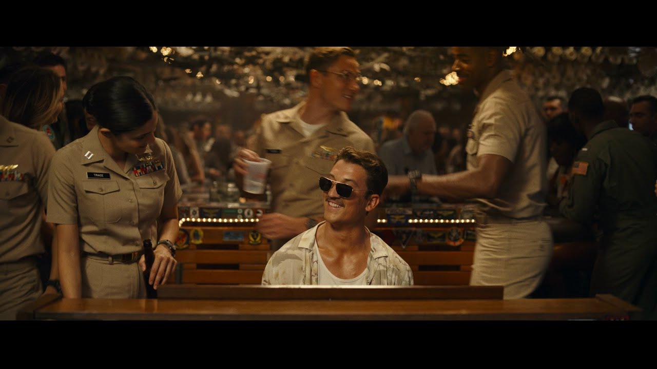 Jay Ellis, Miles Teller, Monica Barbaro, and Lewis Pullman in Phi Công Siêu Đẳng Maverick (2022)