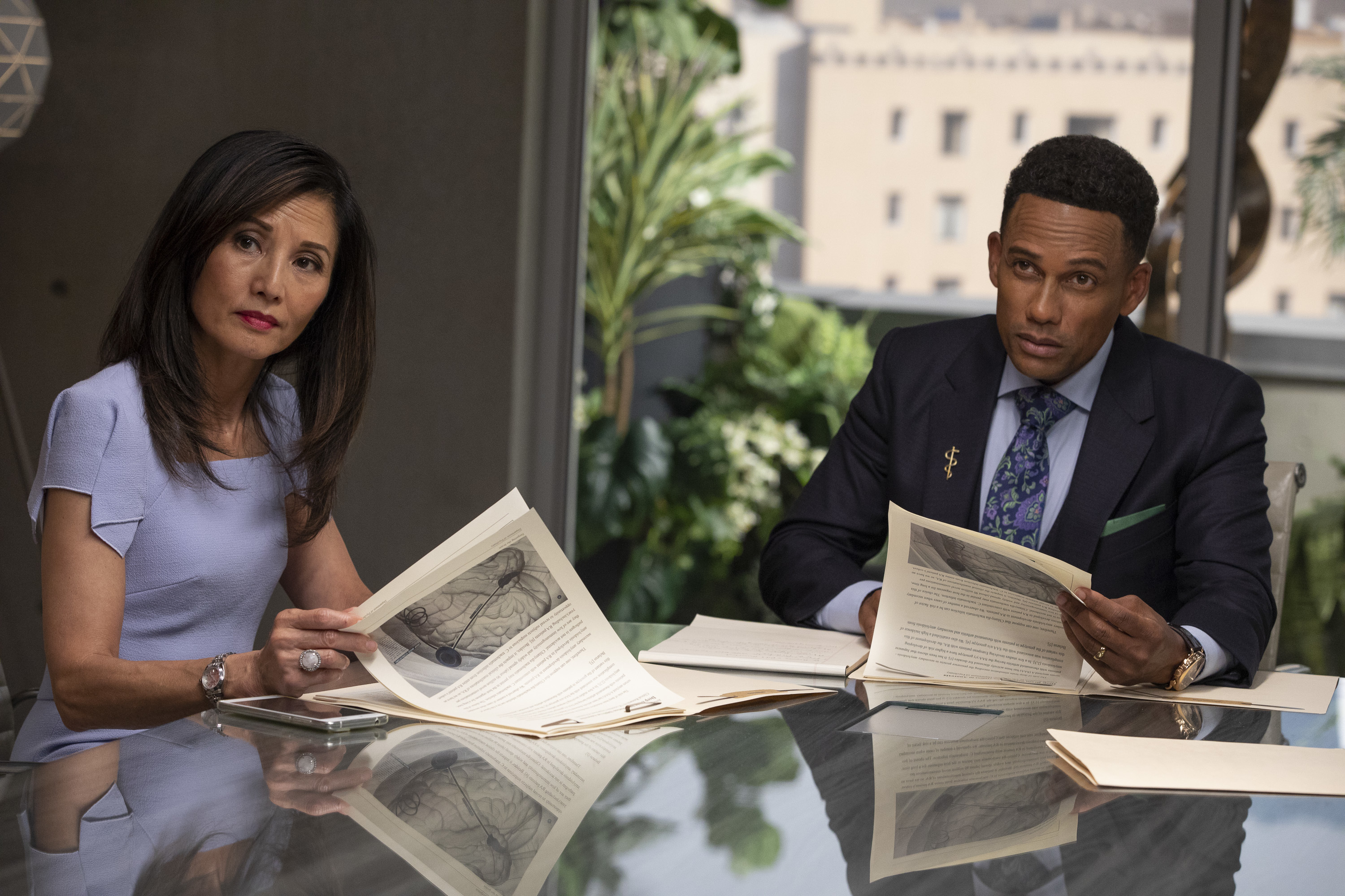 Tamlyn Tomita and Hill Harper in Bác Sĩ Thiên Tài (2017)