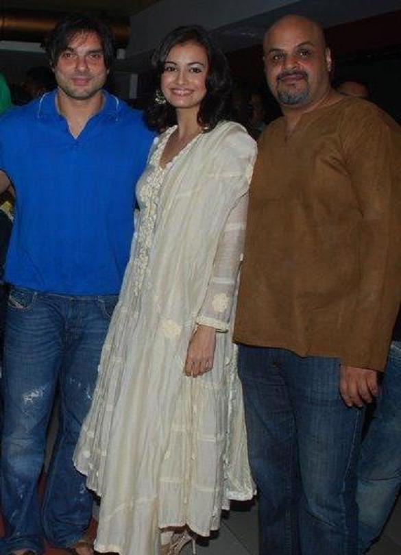 Actor/producer Sohail Khan with actress Dia Mirza and director Puneet Sira at the premiere of Kisaan (2009)