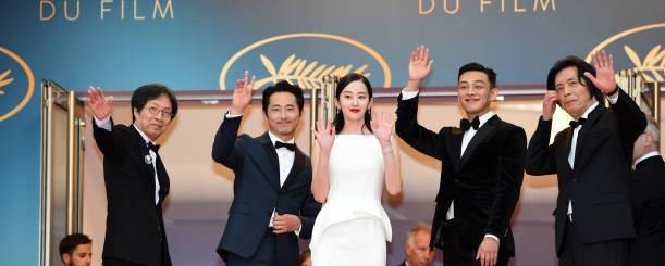 Lee Chang-dong, Lee Joon-dong, Yoo Ah-in, Steven Yeun, and Jeon Jong-seo at an event for Thiêu Đốt (2018)