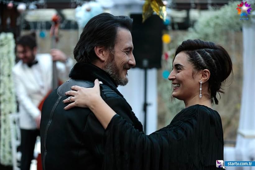 Osman Sonant and Aslihan Gürbüz in Ufak Tefek Cinayetler (2017)