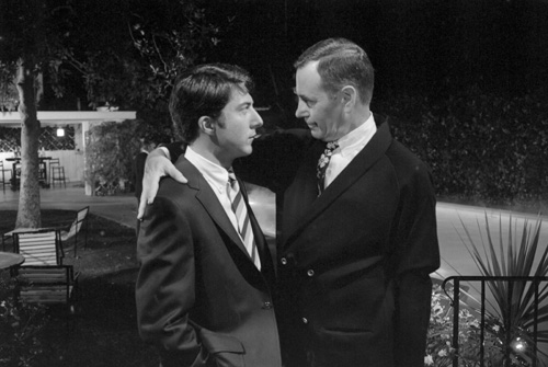 Dustin Hoffman and Walter Brooke in Sinh Viên Tốt Nghiệp (1967)