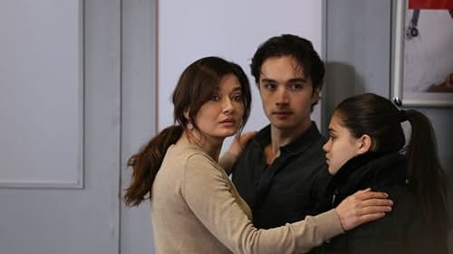 Nurgül Yesilçay, Aleyna Özgeçen, and Burak Dakak in Gülperi (2018)