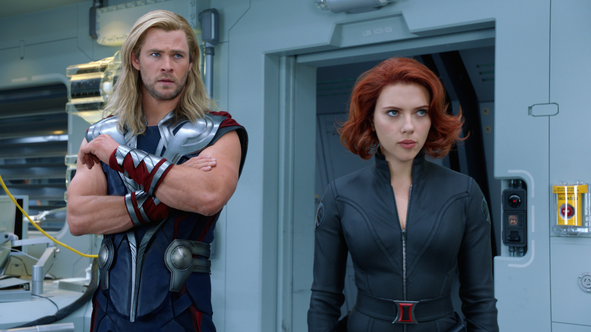 Scarlett Johansson and Chris Hemsworth in Avengers: Biệt Đội Siêu Anh Hùng (2012)