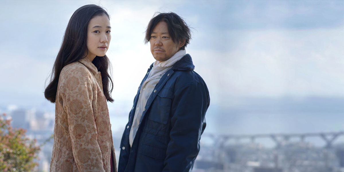 Sadao Abe and Yû Aoi in Kanojo ga sono na wo shiranai tori-tachi (2017)