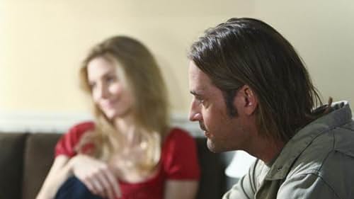 Josh Holloway and Elizabeth Mitchell in Mất Tích (2004)